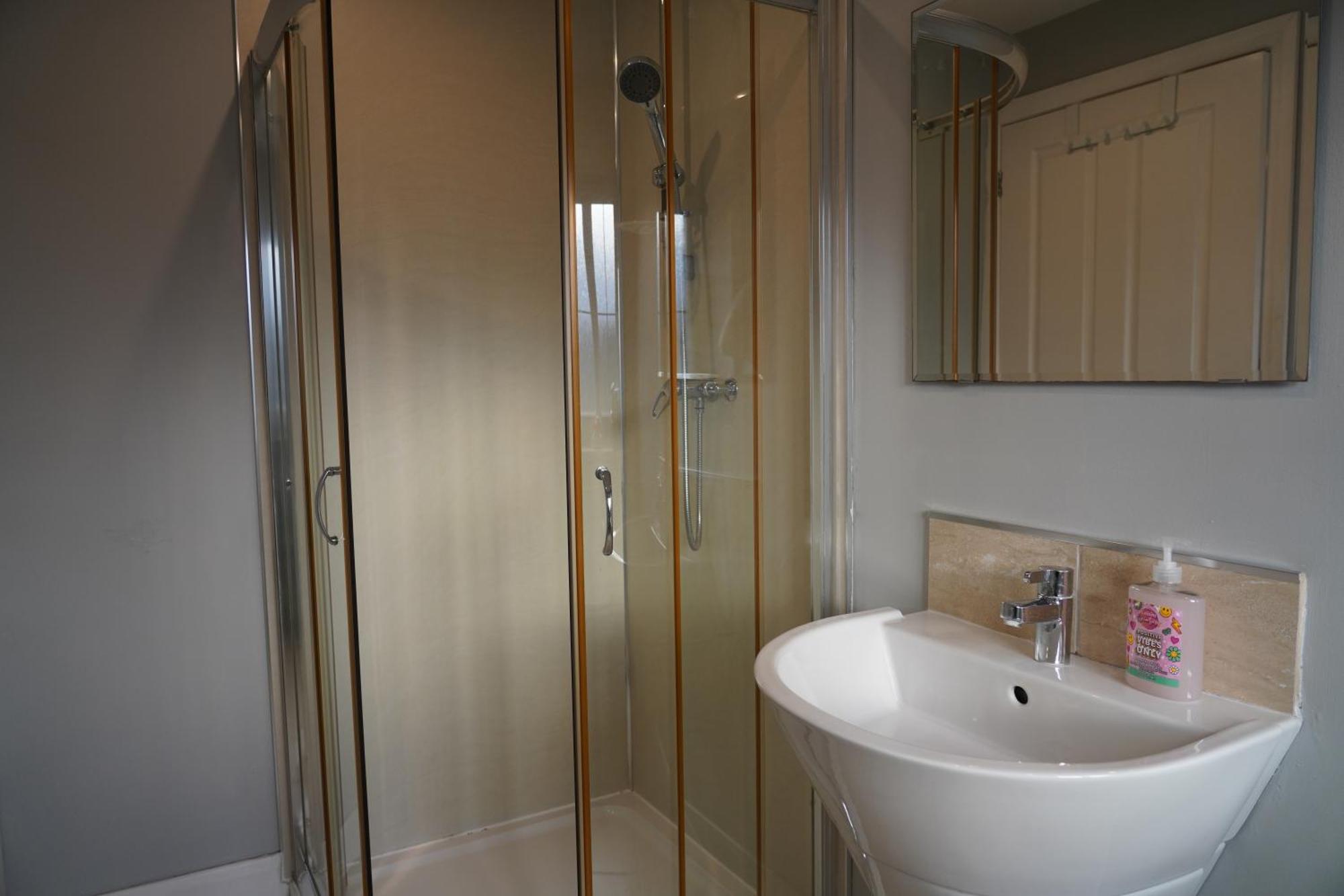 8 Double Beds In A 5 Bedroom House, Pets Welcome Epworth Exteriör bild